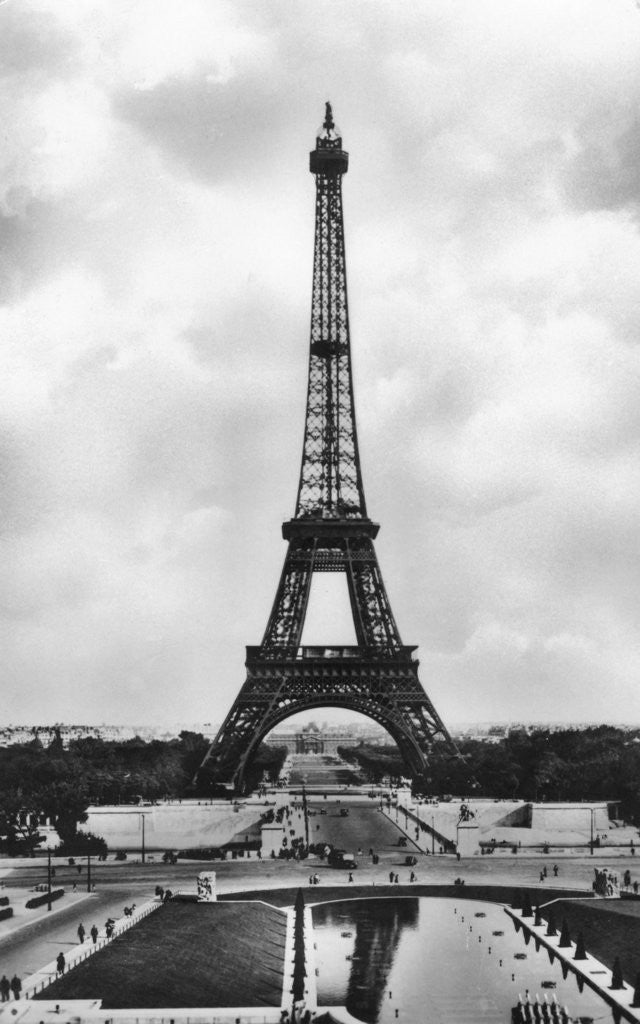 Detail of La Tour Eiffel et Bassins de Chaillot, Paris by Veritable
