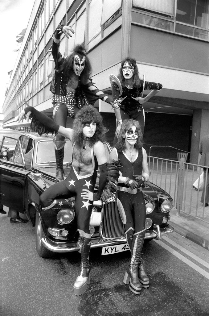 Detail of Kiss by Kent Gavin