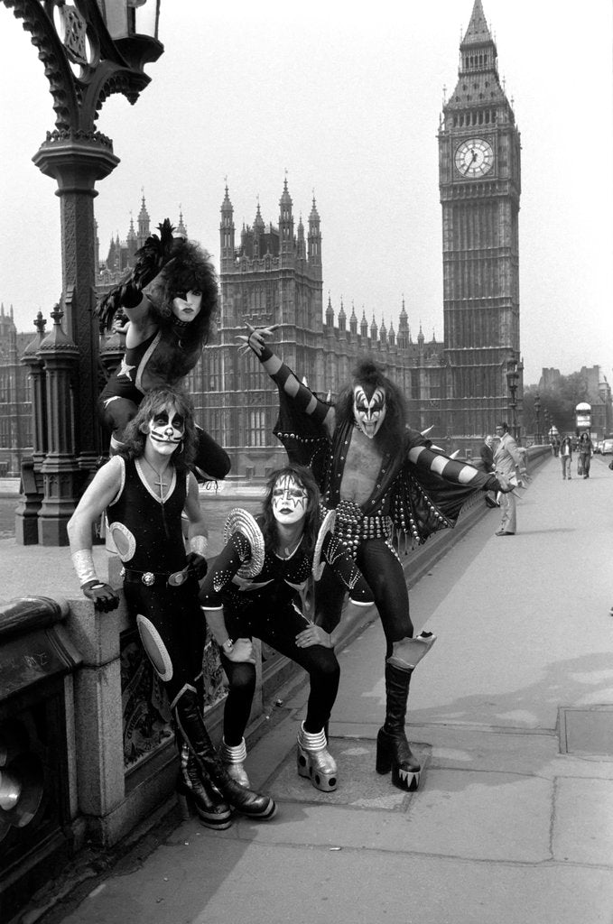 Detail of Kiss by Kent Gavin