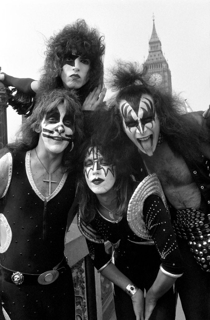 Detail of Kiss by Kent Gavin