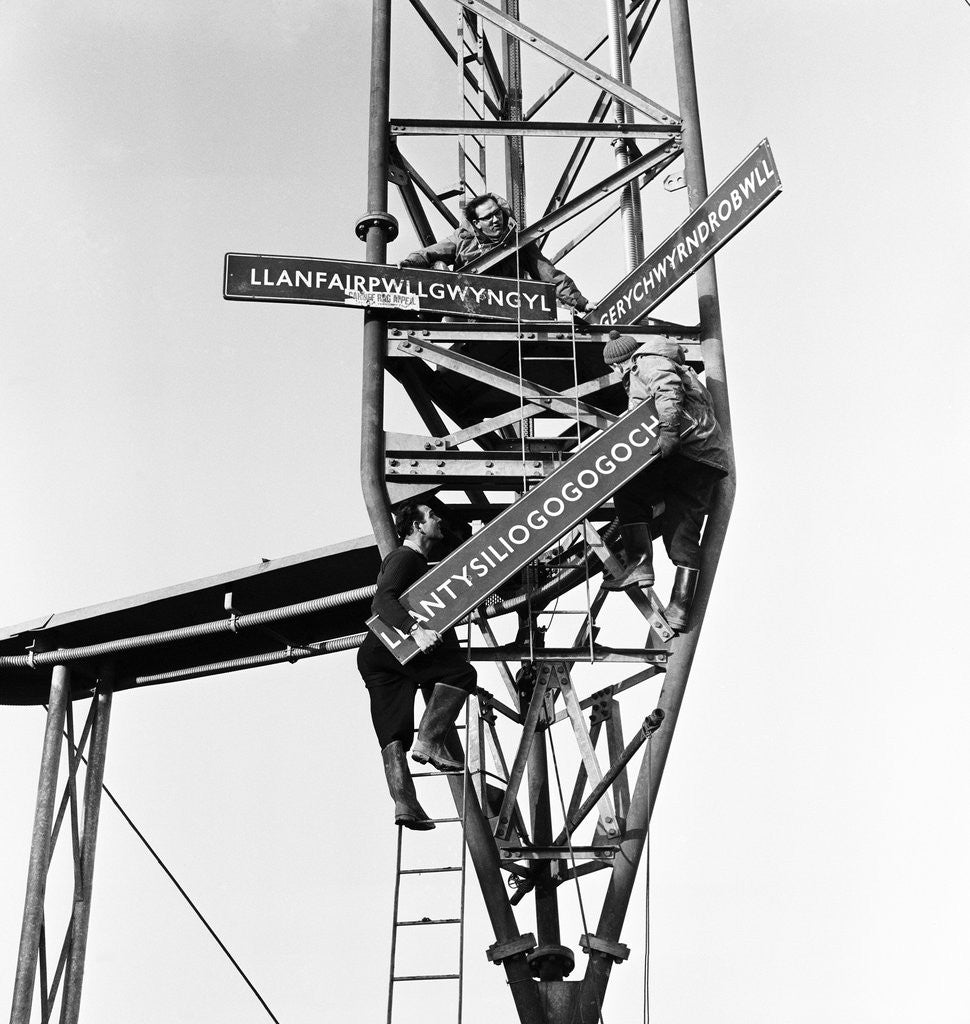 Detail of Llanfairpwllgwyngyllgogerychwyrndrobwllllantysiliogogogoch railway station 1964 by Ron Harding