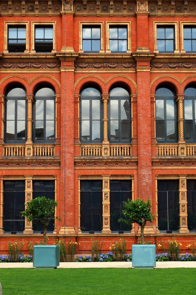 Detail of V&A Museum, John Madejski Garden, designed by Kim Wilkie by Stuart Cox