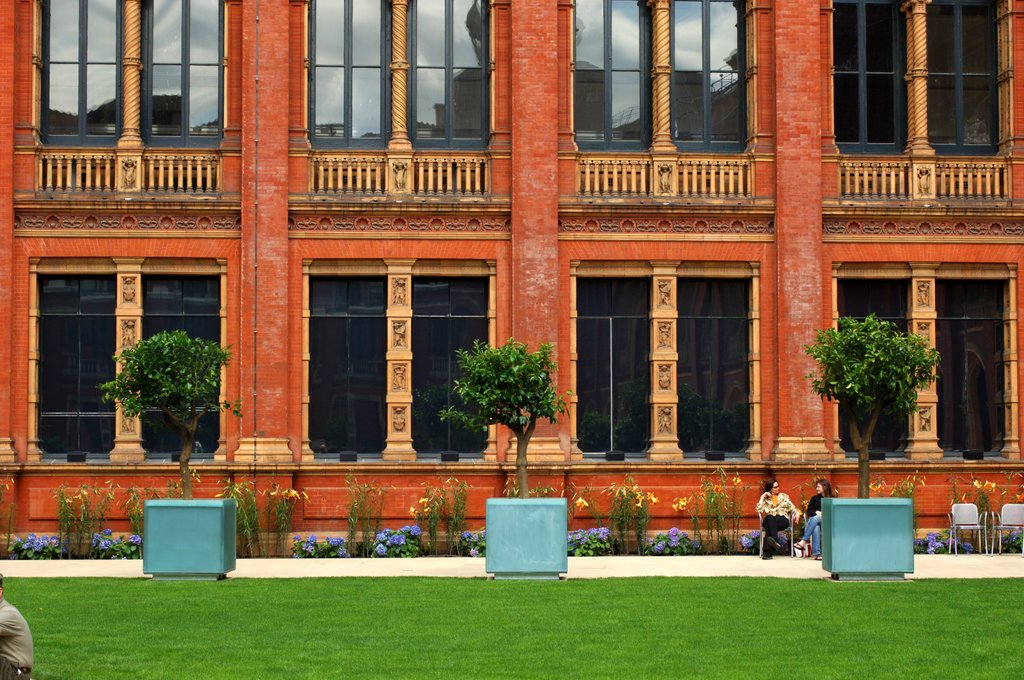 Detail of V&A Museum, John Madejski Garden, designed by Kim Wilkie by Stuart Cox