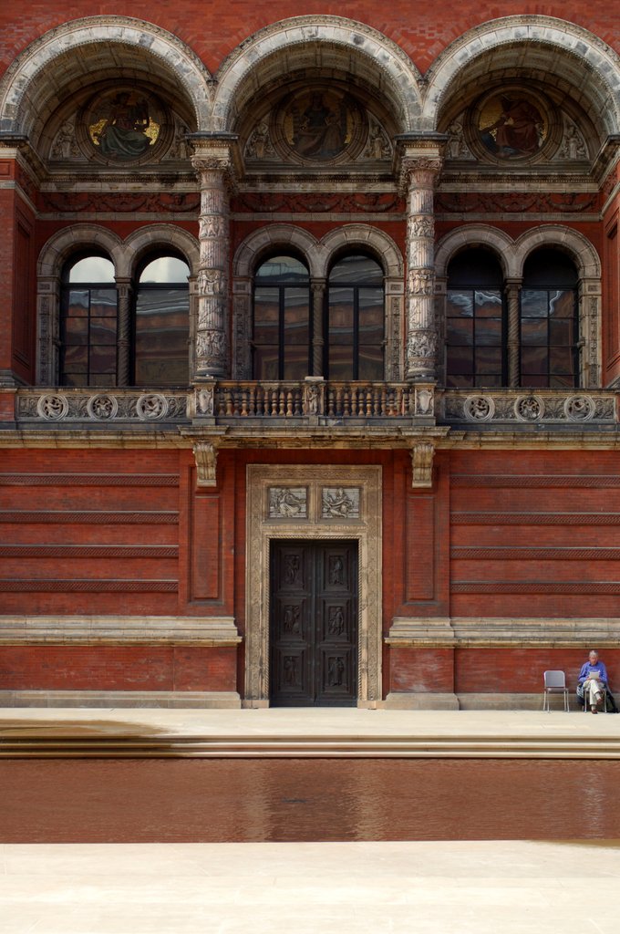 Detail of V&A Museum, John Madejski Garden, designed by Kim Wilkie by Stuart Cox