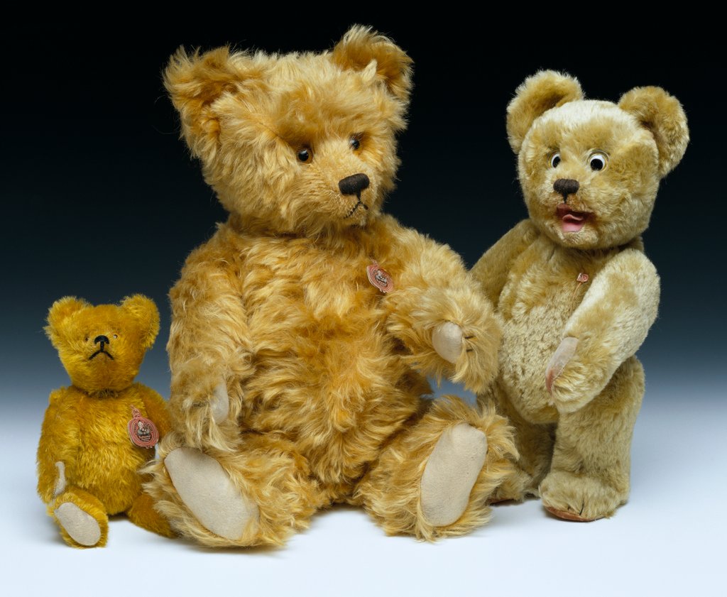 Detail of Three teddy bears by Shuco