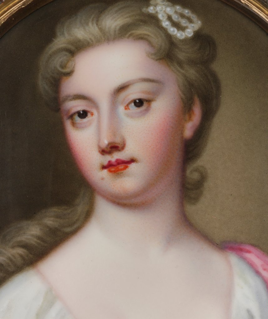 Detail of Circular gold-mounted snuffbox by Robert Vauquer