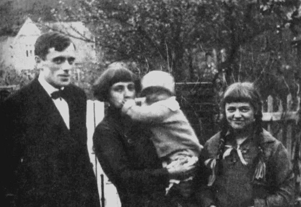 Detail of Marina Tsvetaeva with husband and children. Prague, 1925 by Anonymous