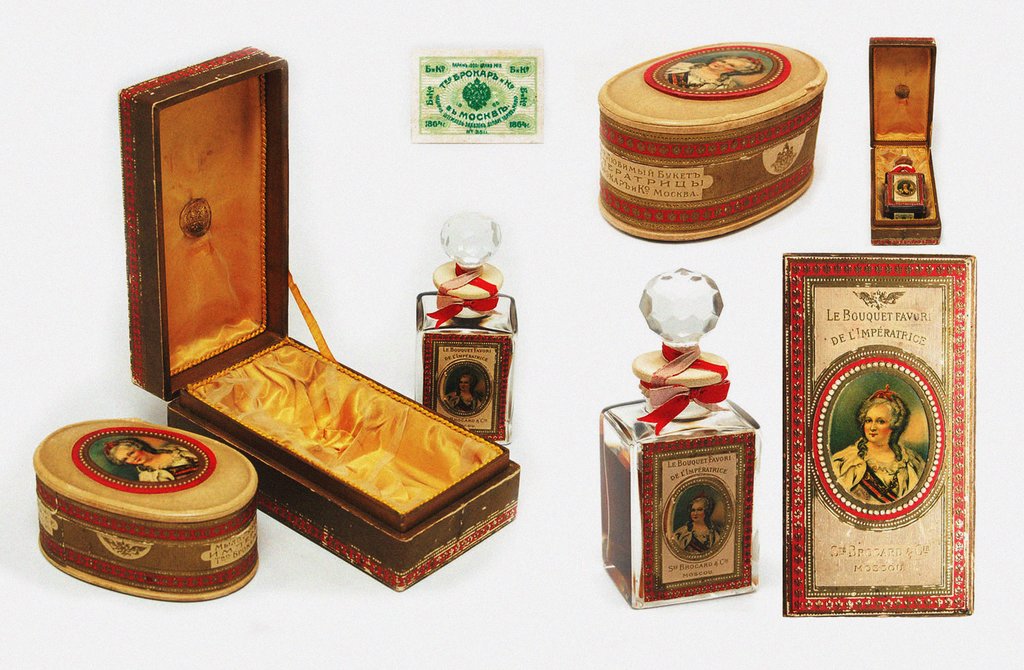 Detail of Perfume collection Favorite Bouquets of the Empress Catherine the Great by Broсard, c. 1913 by Anonymous