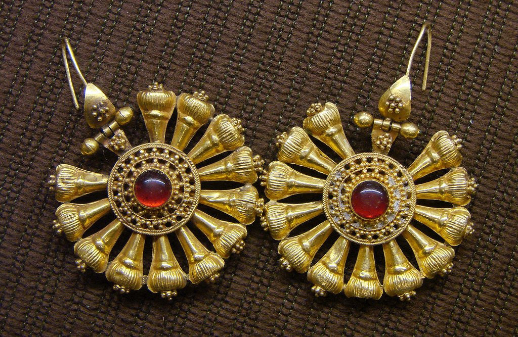 Detail of Roman earrings in gold with garnets by Anonymous