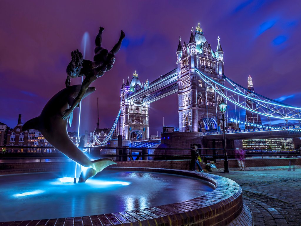 Fountian at tower bridge by Assaf Frank