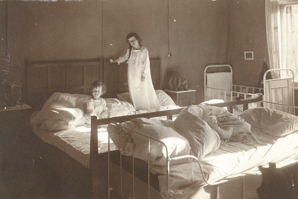 Detail of Marba en Eckart Titzenthaler, children of the photographer, in the bedroom of the house Friedrichstrasse, Berlijn by Waldemar Titzenthaler