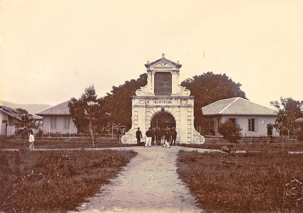 Detail of Soldiers at the gate of Fort Nieuw Victoria on Ambon, Indonesia by Anonymous