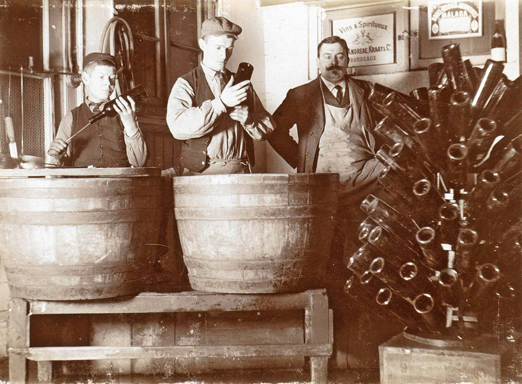 Detail of Brouwer and attendants cleaning bottles at a bottle drying rack by Anonymous