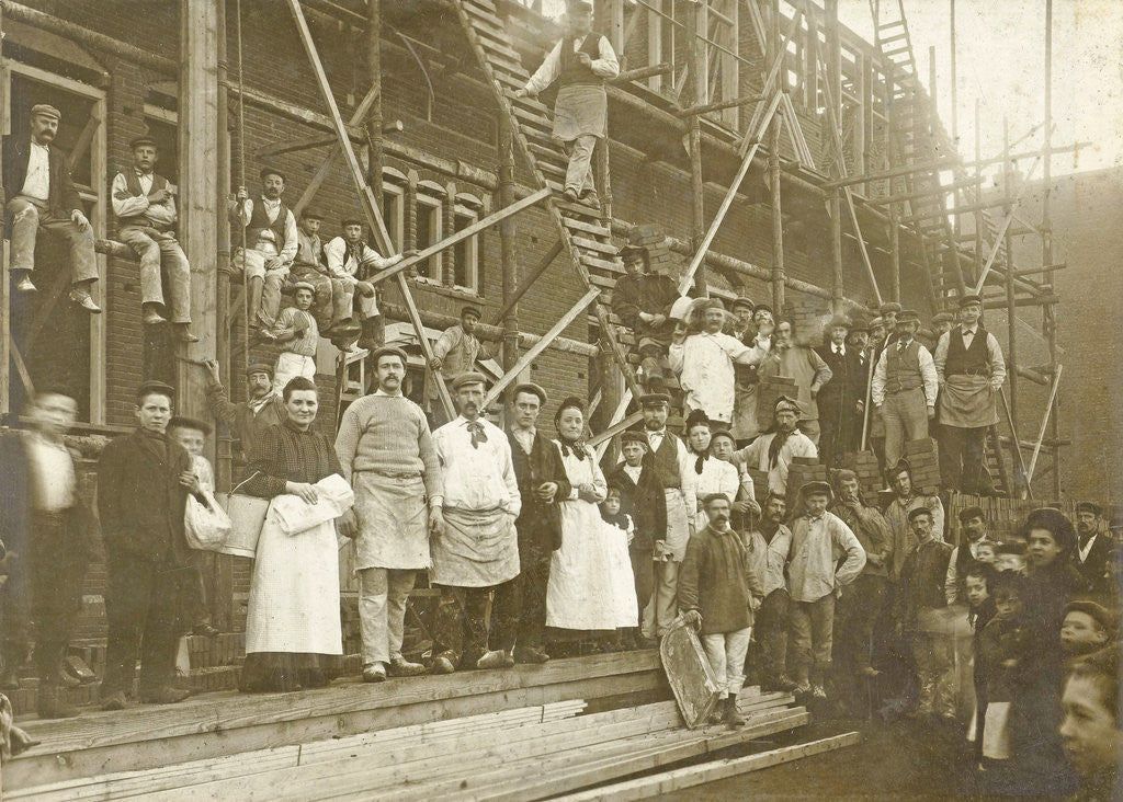 Detail of Group portrait of workers at a house under construction by Centraal Photographie Atelier