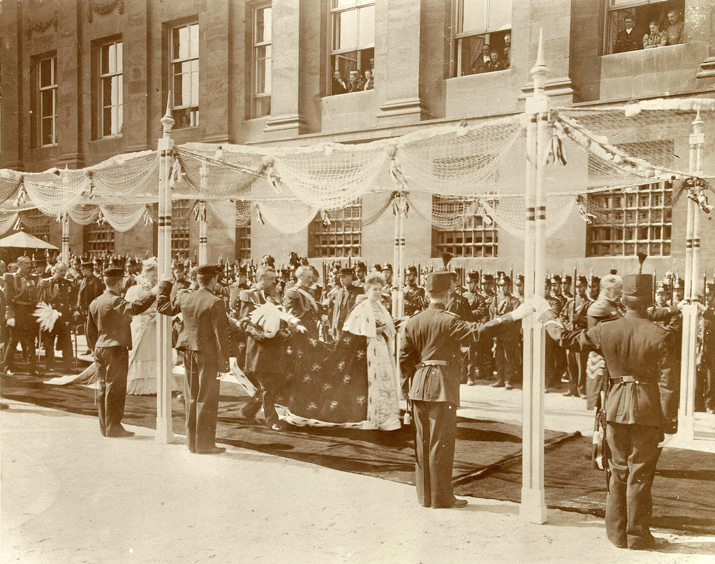 Detail of Queen Wilhelmina under the canopy during her inauguration by Barend Groote
