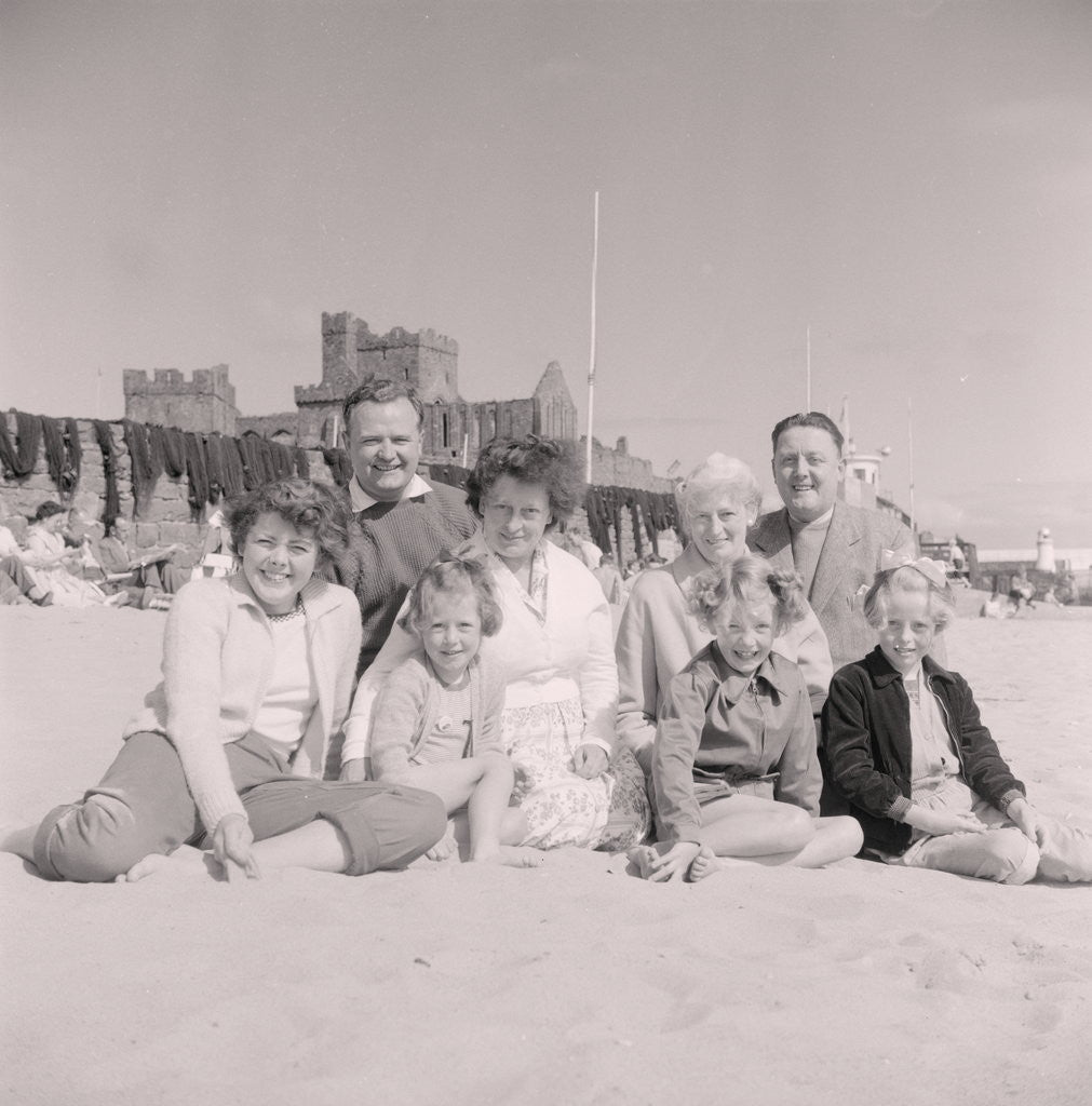 Detail of Peel holidaymakers with Frank Roberts by Manx Press Pictures