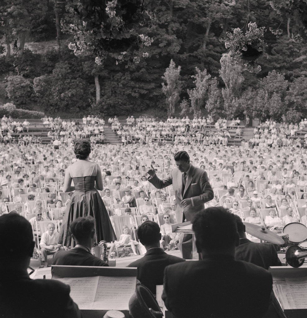 Detail of Palace crowd and band by Manx Press Pictures