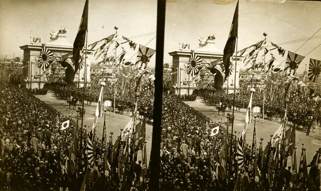 Detail of Crowds lining the street as the procession of carriages carrying Admiral Togo, naval officers, and government officials passes through a triumphial arch by Anonymous