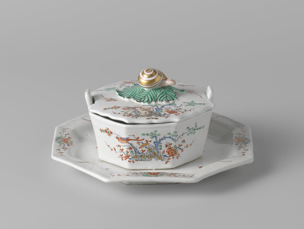 Detail of Butter dish on saucer with a lid topped by a button in the shape of a snail by Anonymous