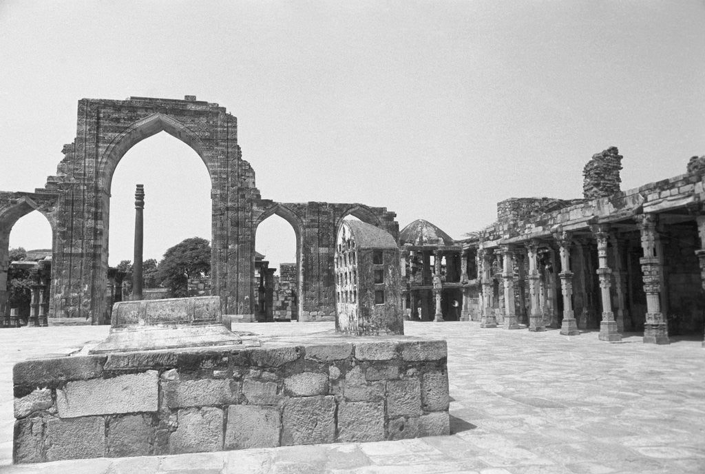Detail of Ruins of Quwwat-Ul-Islam by Anonymous